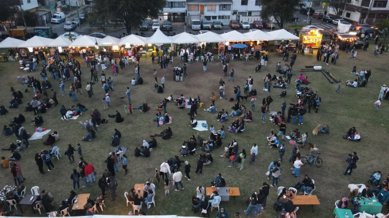 Vista aérea de la zona familiar del Burger Picnic Modelia 2026 en Bogotá, con familias, visitantes y carpas de hamburgueserías y cervecerías participantes.